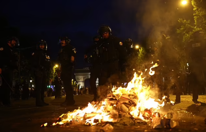 Lực lượng chống bạo động khống chế người quá khích ở Paris, Pháp, đêm 31/5. Ảnh: Reuters