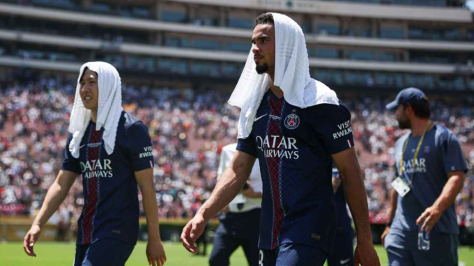 Các cầu thủ PSG đội khăn mát sau trận thắng Atletico 4-0 tại sân Rose Bowl ở Pasadena, California, Mỹ ngày 15/6. Ảnh: FIFA