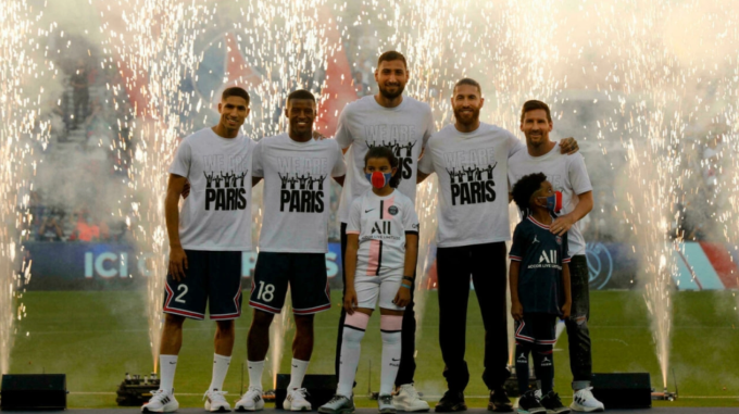 Các tân binh Hakimi, Wijnaldum, Donnarumma, Ramos và Messi (từ trái sang) được PSG ra mắt khán giải tại Parc des Princes ngày 14/8/2021. Ảnh: AFP