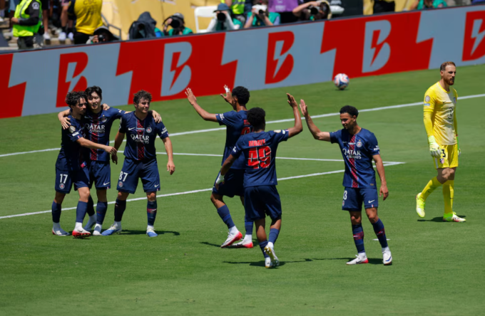 Các cầu thủ PSG chia vui bàn ấn định tỷ số của Lee Kang-in. Ảnh: Reuters