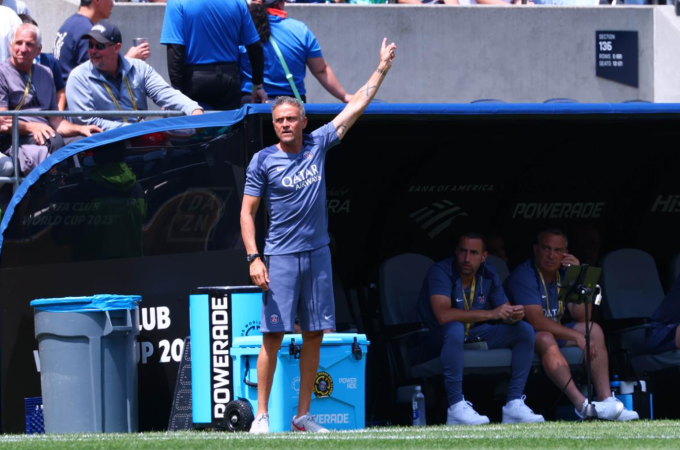 HLV Luis Enrique chỉ đạo trong trận. Ảnh: PSG