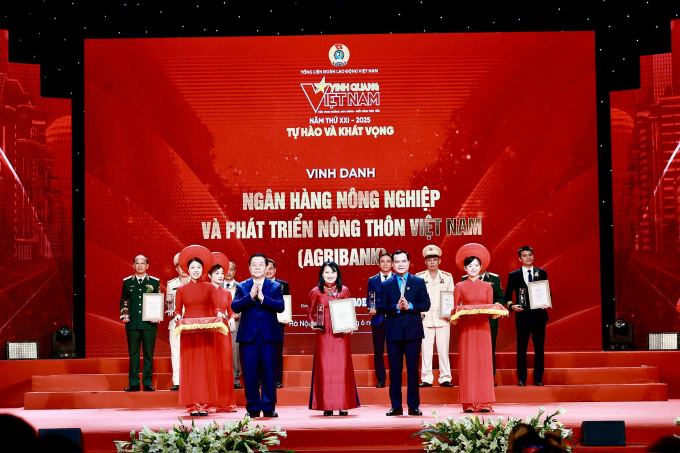 Đại diện ngân hàng Agribank lên nhận giải thưởng. Ảnh: Agribank