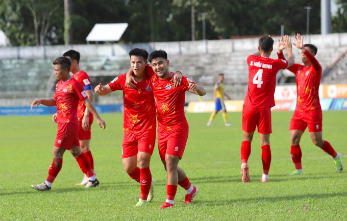 Nguyễn Thanh Nhàn (thứ hai từ trái sang) mừng bàn thắng cho PVF-CAND trong trận thắng Đồng Tháp 1-0 ở vòng 20 giải hạng Nhất Quốc gia 2024-2025, trên sân Đồng Tháp ngày 26/5/2025. Ảnh: VPF