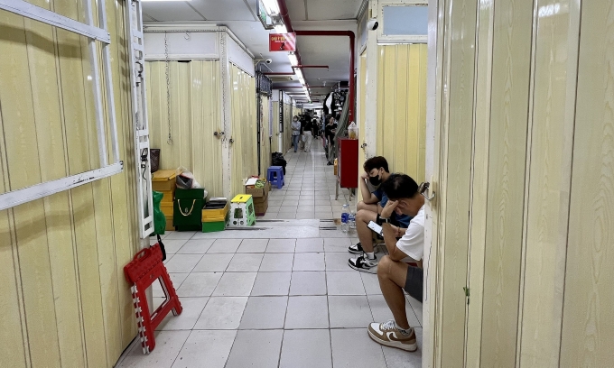 Nhiều tiểu thương tại Saigon Square đóng cửa vì lo kiểm tra. Ảnh: Quản lý thị trường