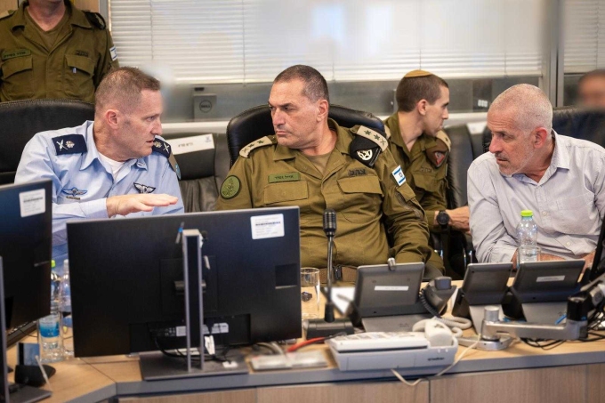 Tham mưu trưởng quân đội Israel Eyal Zamir (giữa), cùng lãnh đạo tình báo và tư lệnh không quân Israel, trong một buổi chỉ đạo tác chiến vào tháng 3. Ảnh: IDF