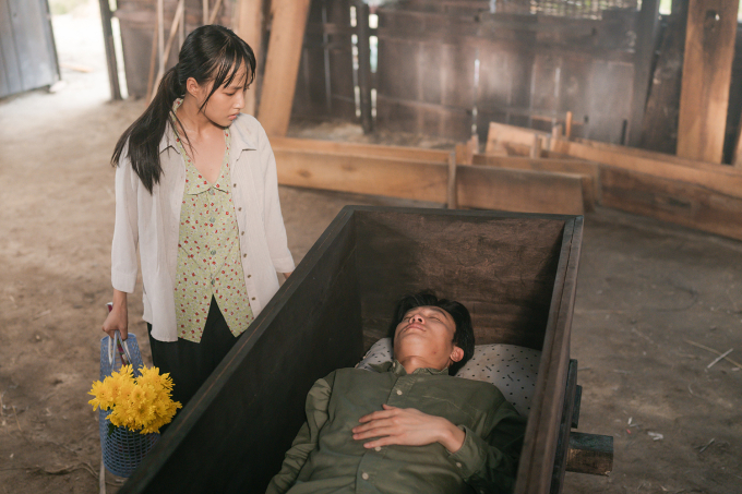 Phân cảnh Sơn (Quốc Trường) ngủ trong quan tài bên cạnh nữ chính Lan (Phương Thanh). Ảnh: Đoàn phim cung cấp