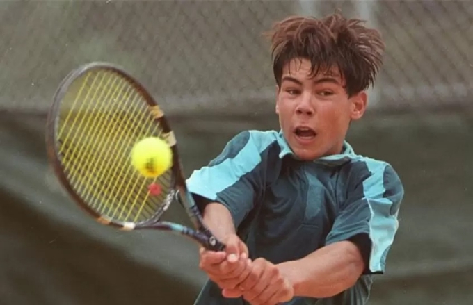 Nadal ở tuổi 15, trong một buổi tập tennis. Ảnh: ATP