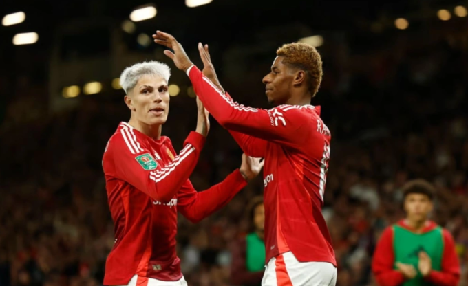 Marcus Rashford và Alejandro Garnacho chia vui trong trận Man Utd thắng Barnsley 7-0 trên sân Old Trafford, Manchester, Anh ngày 17/9. Ảnh: Reuters