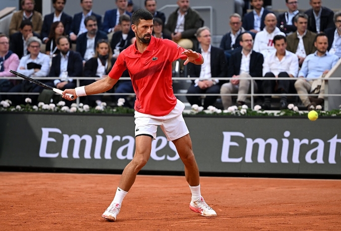 Djokovic đánh thuận tay ở tứ kết Roland Garros trên sân Philippe Chatrier, Paris, Pháp hôm 4/6. Ảnh: ATP