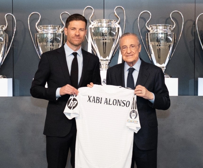 Xabi Alonso (trái) nhận áo đấu Real Madrid từ chủ tịch Florentino Perez, sau khi ký hợp đồng vào trưa 26/5. Ảnh: Real Madrid
