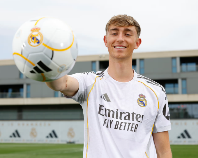 Dean Huijsen khi ra mắt Real ngày 10/6. Ảnh: Real Madrid FC