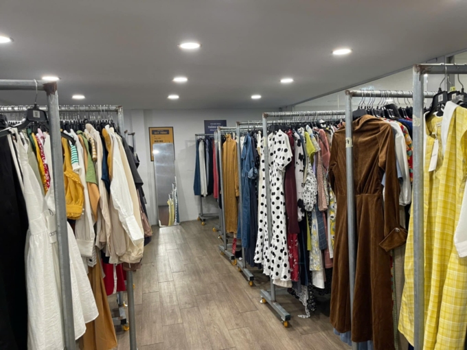 Một phần quần áo chất lượng tốt sau phân loại tại kho REshare ở Tô Ngọc Vân, Thủ Đức, TP HCM, tháng 4. Ảnh: REshare