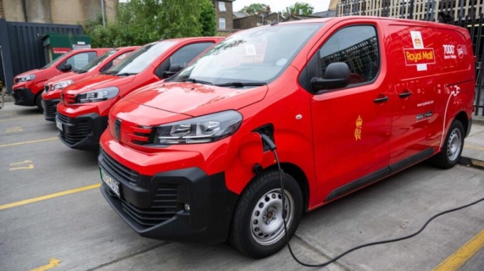 Các xe giao hàng chạy hoàn toàn bằng điện của Royal Mail. Ảnh: Royal Mail