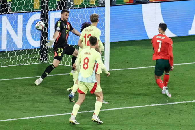 Bàn gỡ hòa 2-2 của Ronaldo (phải). Ảnh: EFE