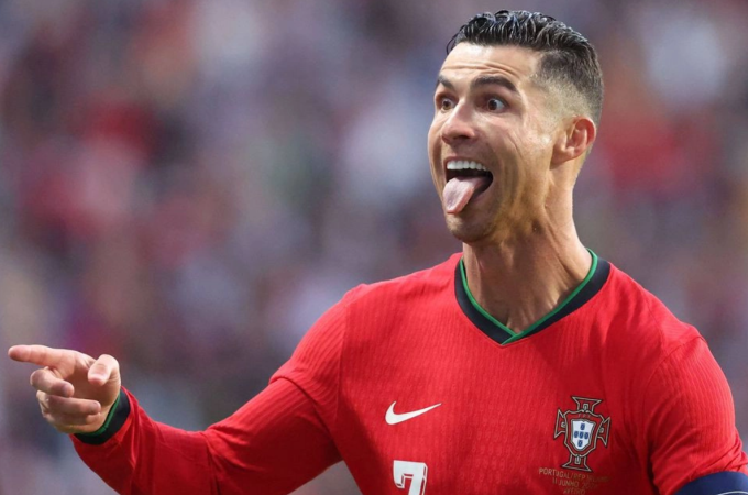Ronaldo mừng bàn trong trận giao hữu Bồ Đào Nha thắng Ireland 3-0 trên sân Aveiro, Bồ Đào Nha, tối 11/6/2024. Ảnh: Abola