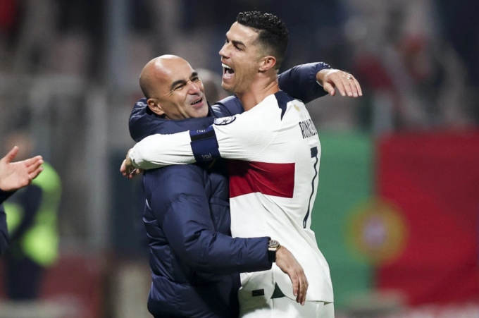 HLV Martinez (trái) chia vui với Ronaldo sau trận Bồ Đào Nha thắng chủ nhà Bosnia 5-0 ngày 17/10/2023. Ảnh: EPA