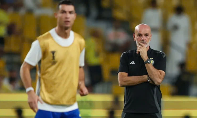 HLV Pioli (phải) và Ronaldo trong một buổi tập của Al Nassr trên sân Al Awal Park, thành phố Riyadh, Arab Saudi mùa giải 2024-2025. Ảnh: SPL