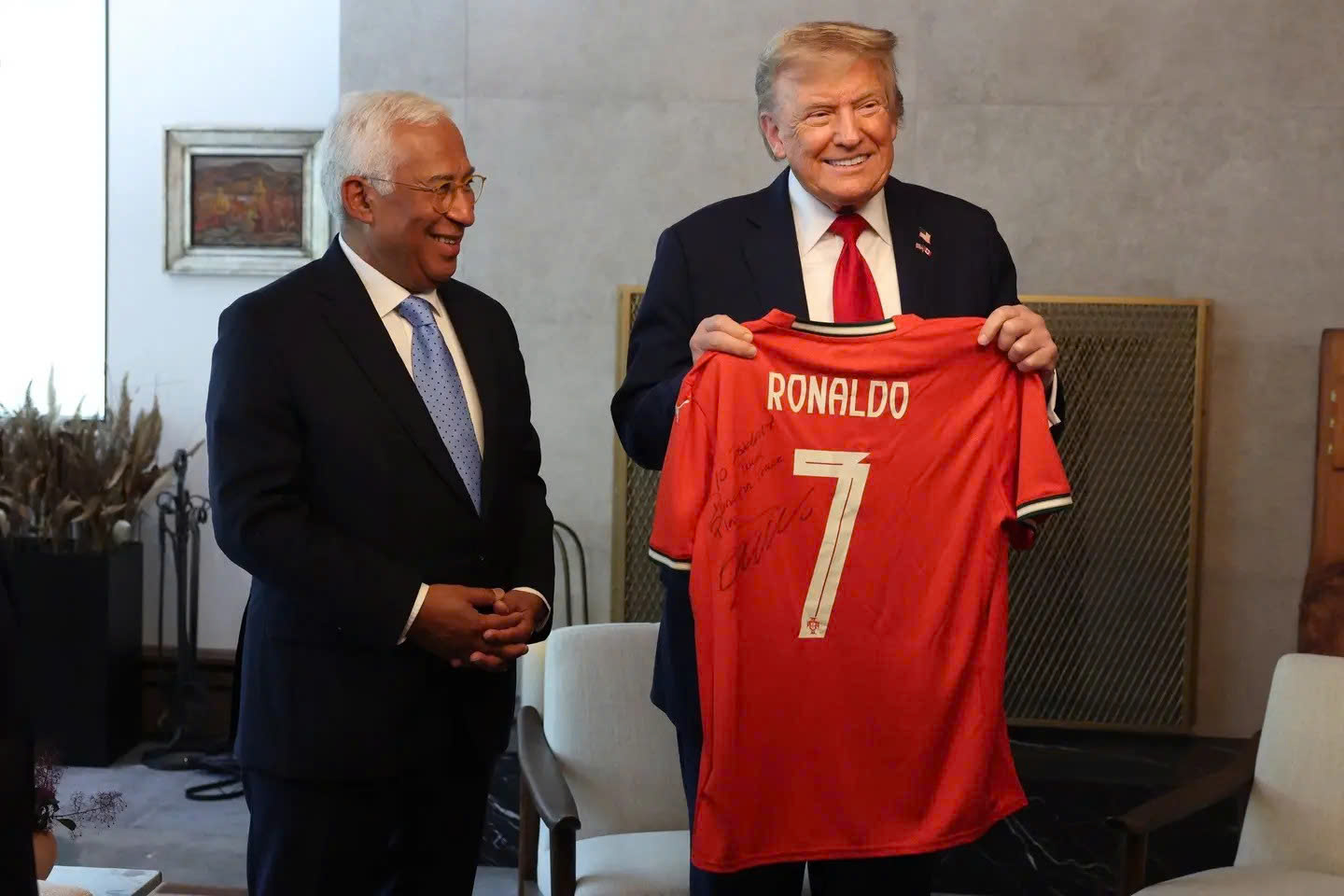 Ronaldo tặng áo cho Tổng thống Trump