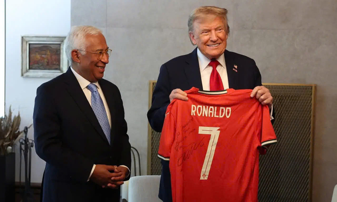 Tổng thống Mỹ Donald Trump cầm áo Ronaldo, cùng Chủ tịch Hội đồng Châu Âu Antonio Costa (người Bồ Đào Nha), tại hội nghị G7 ở Alberta, Canada ngày 16/6/2025. Ảnh: X/Antonio Costa