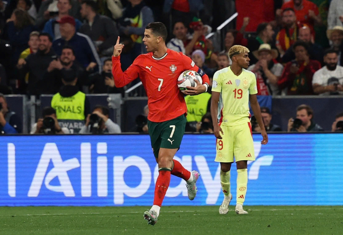 Ronaldo (trái) sau khi ghi bàn, và nỗi thất vọng của Yamal, ở chung kết UEFA Nations League trên sân Allianz, thành phố Munich, Đức tối 8/6/2025. Ảnh: Reuters