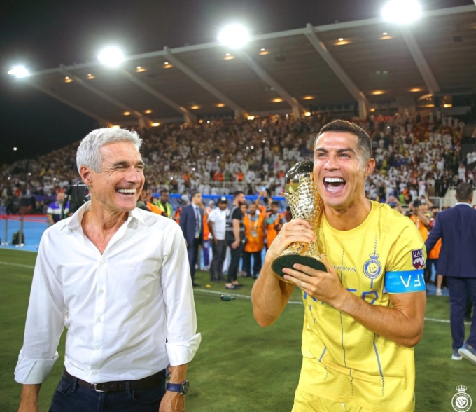 Ronaldo (phải) vui mừng khi Al Nassr vô địch Arab Club Champions Cup 2023. Ảnh: Al Nassr