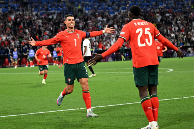 Ronaldo mừng bàn cùng Mendes trong trận Bồ Đào Nha thắng Đức 2-1 trên sân Allianz, thành phố Munich, Đức, bán kết UEFA Nations League tối 4/6/2025. Ảnh: Reuters