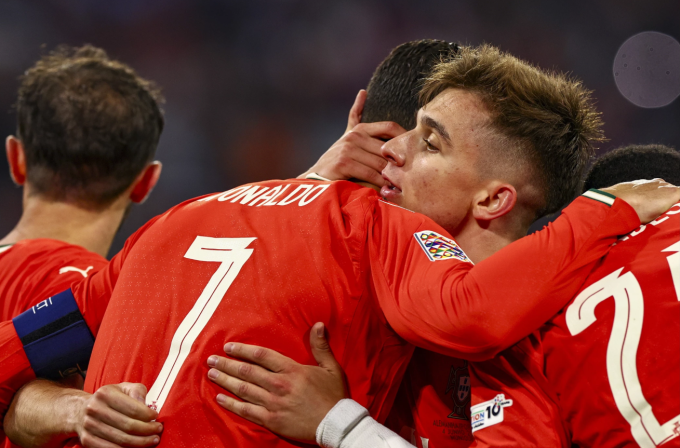 Ronaldo mừng bàn cùng Francisco Conceicao. Ảnh: EPA