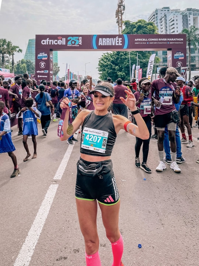 Estefania Unzu chụp ảnh với huy chương hoàn thành Kinshasa Marathon 2025. Ảnh: Instagram / Verdeliss
