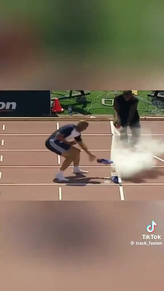 Runner ăn mừng bằng bình cứu hỏa