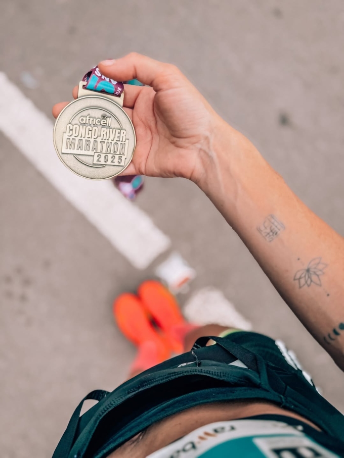 Huy chương hoàn thành Kinshasa Marathon 2025. Ảnh: Instagram / Verdeliss