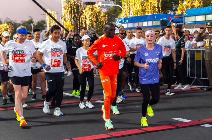 Huyền thoại marathon Eliud Kipchoge chạy cự ly 10km cùng Hoàng hậu Suthida tại giải Bangkok Marathon 2024. Ảnh:Tourism Authority of Thailand