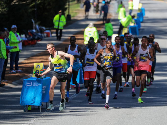 VĐV người Mỹ CJ Albertson lấy nước khi thi đấu tại Boston Marathon 2025. Ảnh: Kevin Morris
