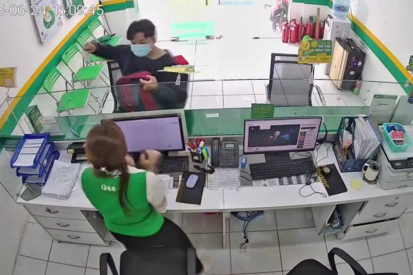 Cướp táo tợn rút dao: “Tôi chỉ cần tiền!”