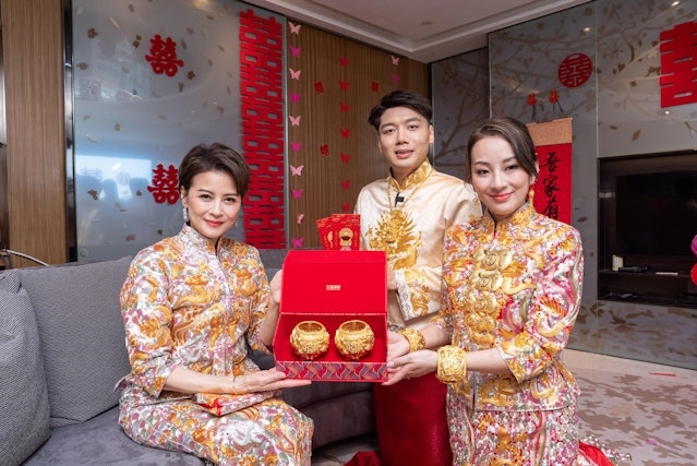 Lê Yến San trao quà cưới. Ảnh: HK01