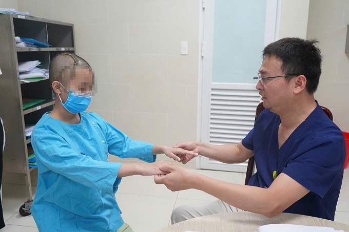 Bác sĩ kiểm tra quá trình hồi phục của bệnh nhân, trước khi cho xuất viện. Ảnh: Thu Phương
