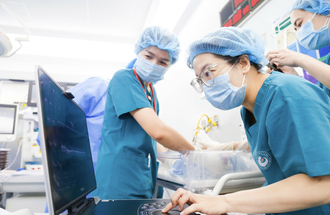 Bác sĩ siêu âm tim cho em bé từng được sửa tim thai trong bụng mẹ chào đời. Ảnh: Bệnh viện cung cấp
