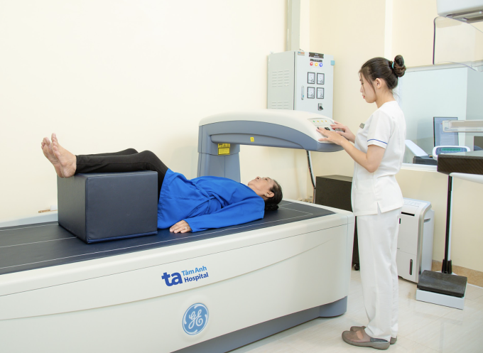 Người bệnh được đo loãng xương bằng phương pháp DEXA. Ảnh: Bệnh viện Đa khoa Tâm Anh