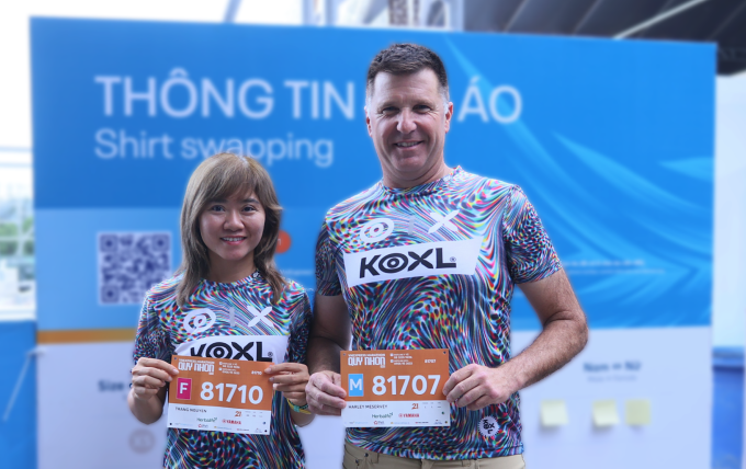 Thu Trang và chồng mặc áo đôi cùng lấy bib trước cuộc đua. Ảnh: Hải Long