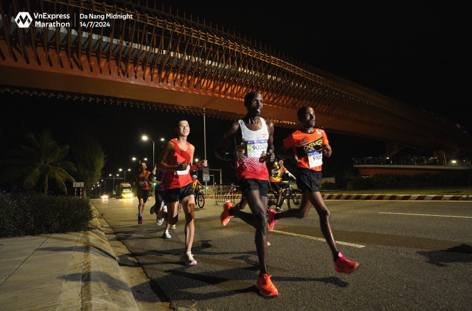 VĐV tham gia VnExpress Marathon Đà Nẵng 2024 chạy qua các địa danh nổi tiếng của thành phố. Ảnh: VnExpress Marathon