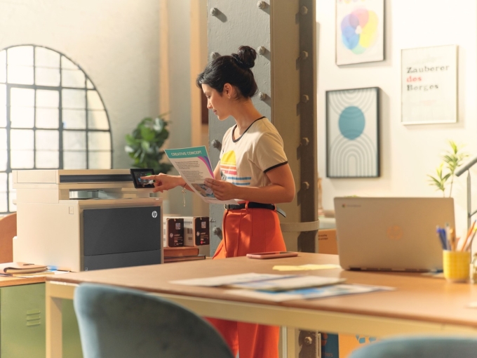 Người dùng thao tác in ấn nhanh chóng hơn với màn hình cảm ứng. Ảnh: HP