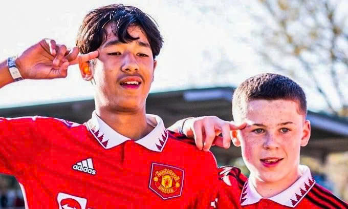 Cầu thủ có mẹ người Việt Nam, Jariyah Shah (trái) mừng bàn cùng Kai Rooney trong một trận của U16 Man Utd năm 2024. Ảnh: SportBible
