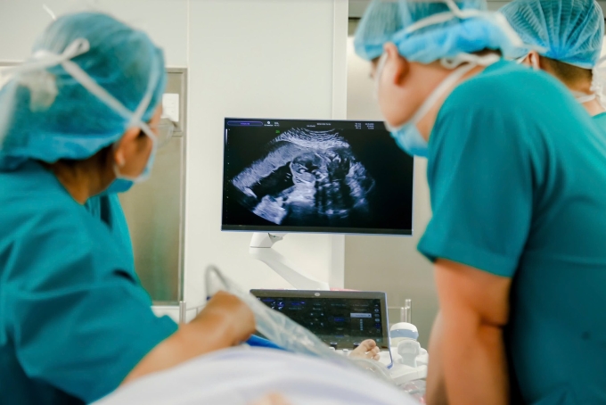 Các bác sĩ siêu âm tim thai trước khi thực hiện can thiệp. Ảnh: Bệnh viện cung cấp