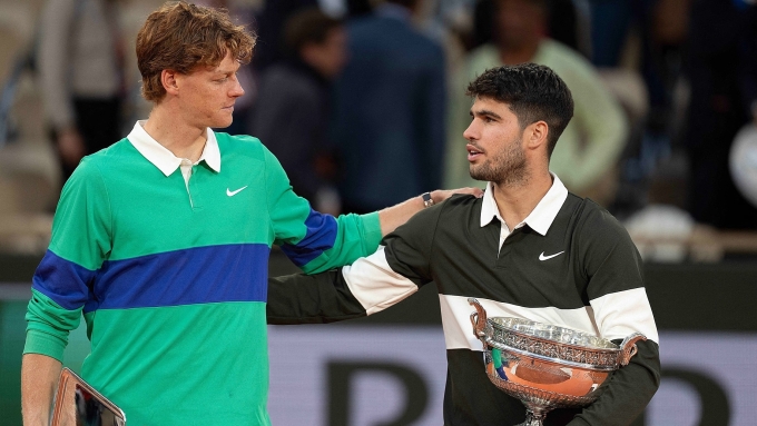 Alcaraz (phải) và Sinner trên bục nhận giải, sau chung kết Roland Garros, tại sân Philippe Chatrier, Paris, Pháp hôm 8/6. Ảnh: Reuters
