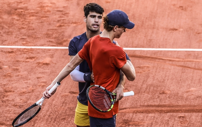Alcaraz (trái) động viên Sinner sau trận bán kết Roland Garros 2024, trên sân Philippe Chatrier, Paris hồi tháng 5/2024. Ảnh :Reuters