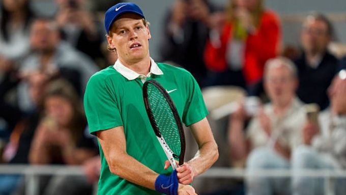 Sinner mừng chiến thắng ở vòng bốn Roland Garros trên sân Philippe Chatrier, Paris, Pháp hôm 2/6. Ảnh:ATP