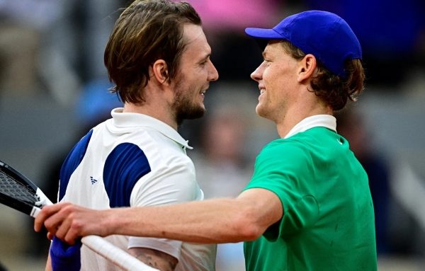 Sinner vào bán kết Roland Garros: Chiến thắng tốc hành!