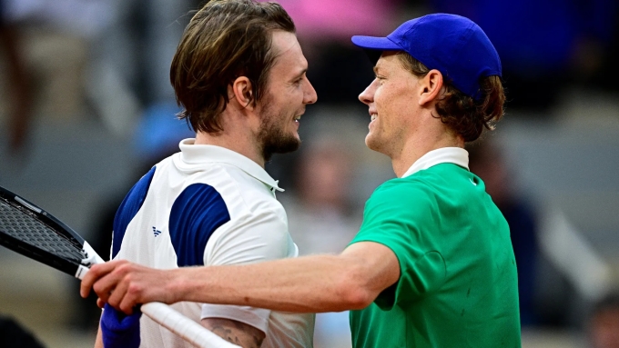 Bublik (trái) chúc mừng Sinner sau trận tứ kết Roland Garros trên sân Philippe Chatrier, Paris, Pháp hôm 4/6. Ảnh: ATP