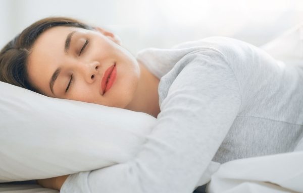 Mẹo cọ chân dễ ngủ: Bí quyết hút 50 triệu view