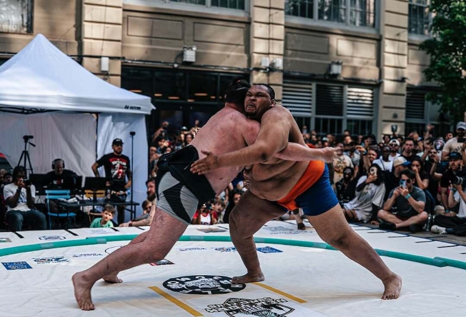 Hai đô vật sumo thi đấu tại New York, Mỹ. Ảnh: Instagram/nysumoclub
