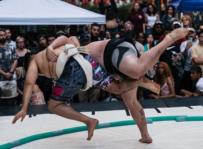 Hai đô vật sumo thi đấu tại New York, Mỹ. Ảnh: Instagram/nysumoclub